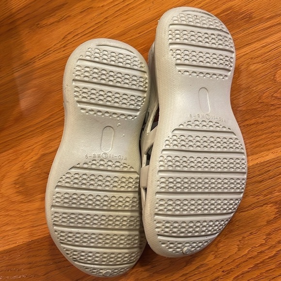 Men’s 8-9 and women’s 10-11 soft plastic clogs Gekko’s gray with Velcro close - Picture 2 of 8